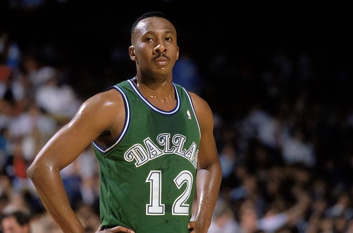 詹姆斯20+14+6浓眉24+8 湖人大胜绿军西部第五.